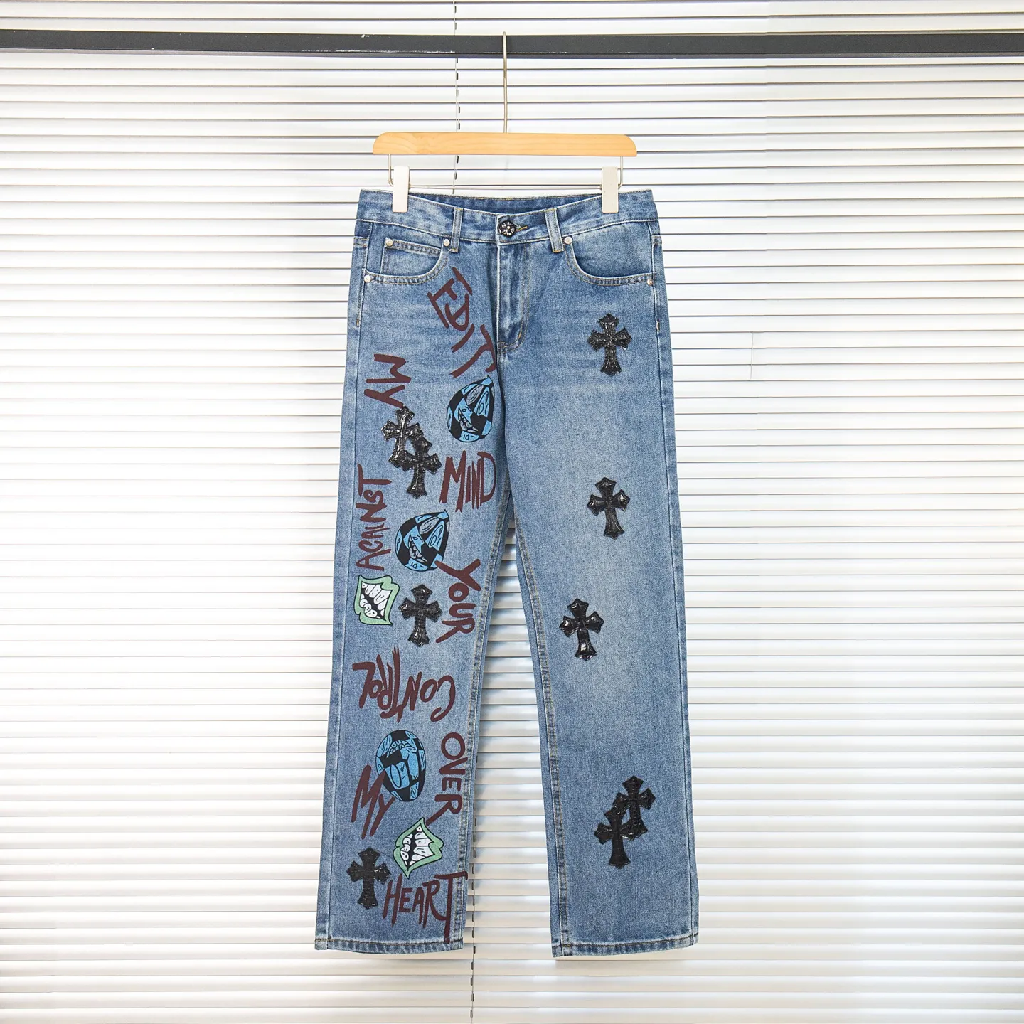 P240 Chrome hearts print stitching black leather classic washed jeans. Really restores the ultimate vintage texture. Three-dimensional version. Loose and comfortable, not picky on the figure. Looks taller and slimmer. Factory precision. Original factory quality control. Same style for men and women. Can be matched with couples. Versatile recommendation. Must-have jeans for all seasons. Fashionistas have been disappointed. From the quality selection of fabrics, the tailoring of details, and the matching of patterns, they are all impeccable! The upper body is so handsome when worn...it can be easily worn by men, women and children! The craftsmanship is made of heavy-duty washed pure cotton denim fabric. After washing, it is soft and thick. It is very stylish when worn on the body. Style number: 1760# Color: blue Size: 28 30 32 34 36